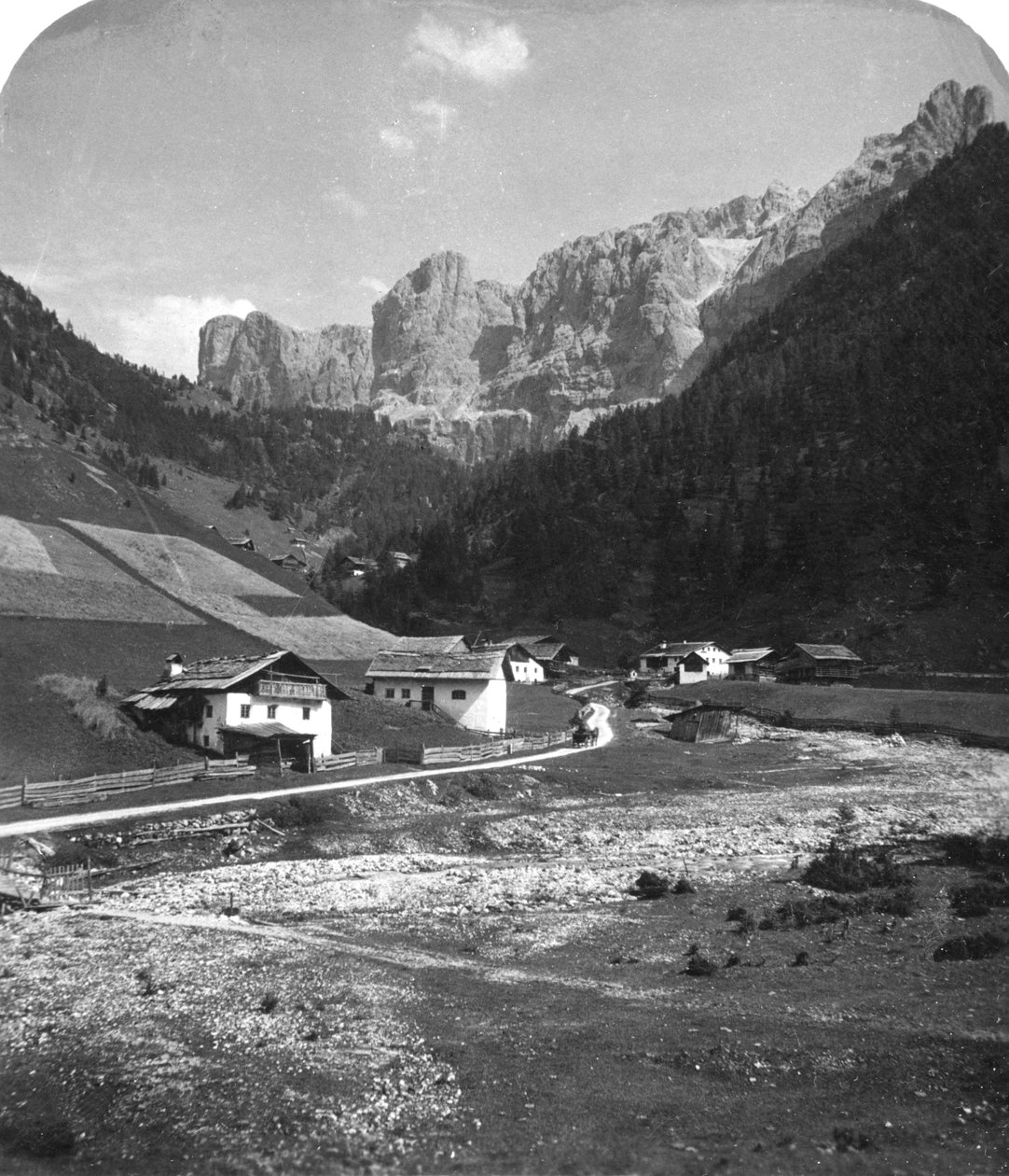 En dal i Selva, Tyrolen, ca 1900-talet. av Wurthle and Sons