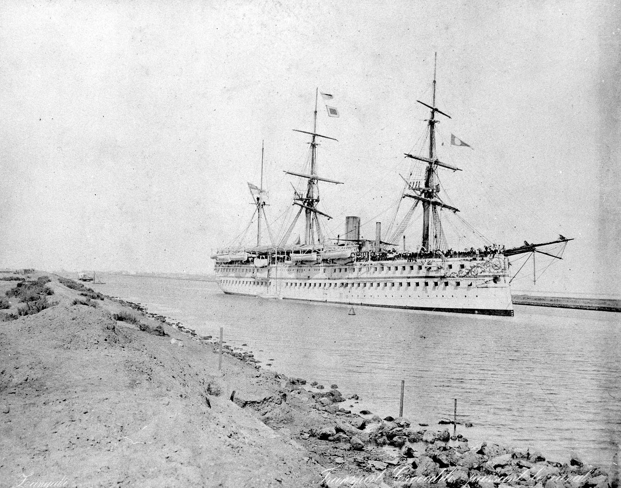 Truppskepp "Crocodile" passerar genom Suezkanalen, ca. 1870-talet av Zangaki Brothers