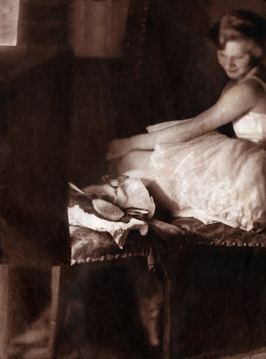 Klassisk dansare klädd i hennes loge. 1929 (tryck) av . .