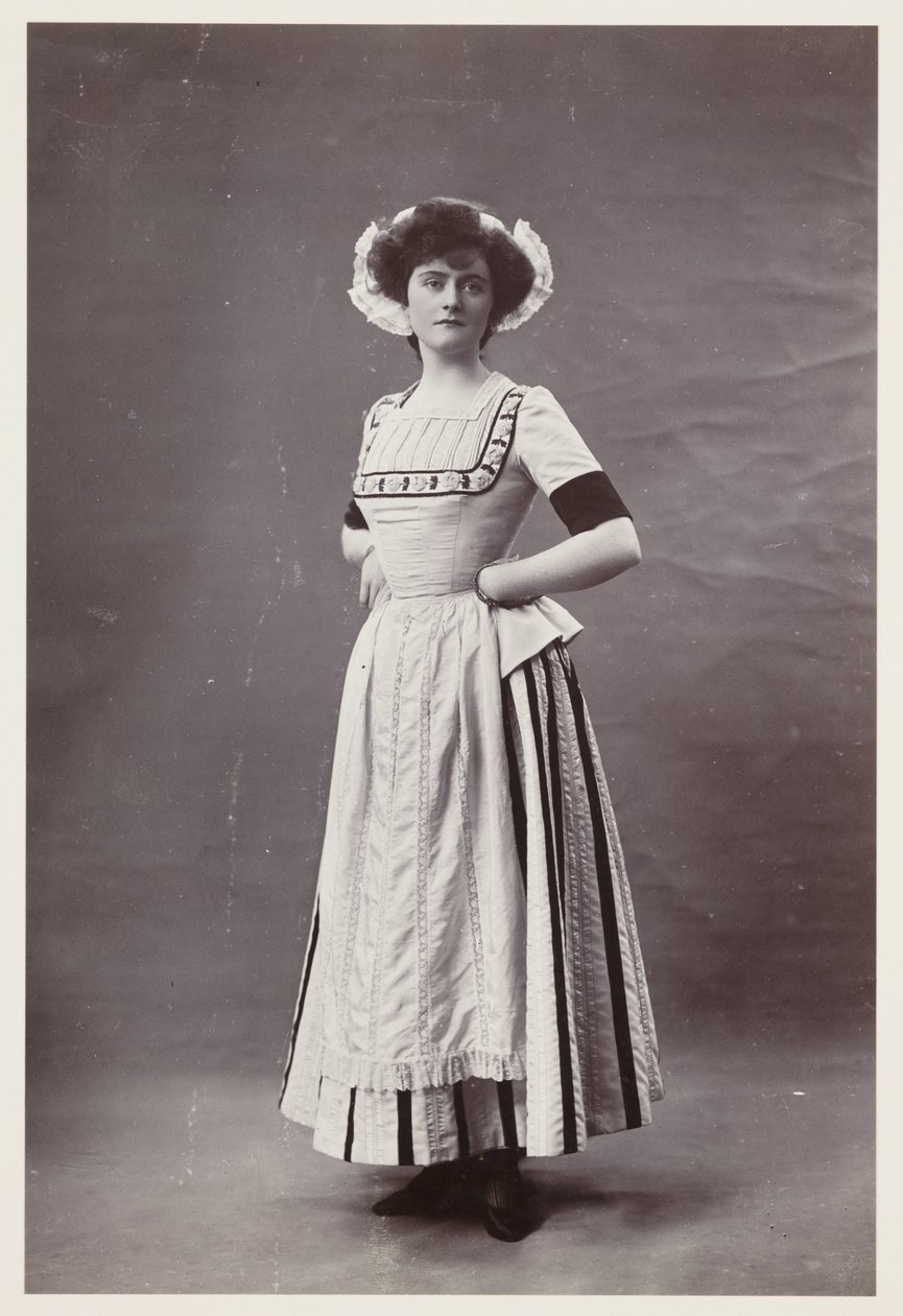 Edwardianskt porträtt, kvinna i 1700-talsklänning av John Pardon