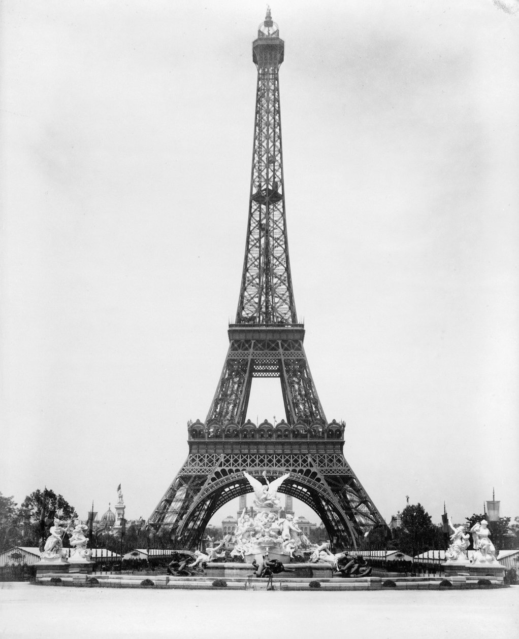 Eiffeltornet och Fountain Coutan, Paris utställning av . .