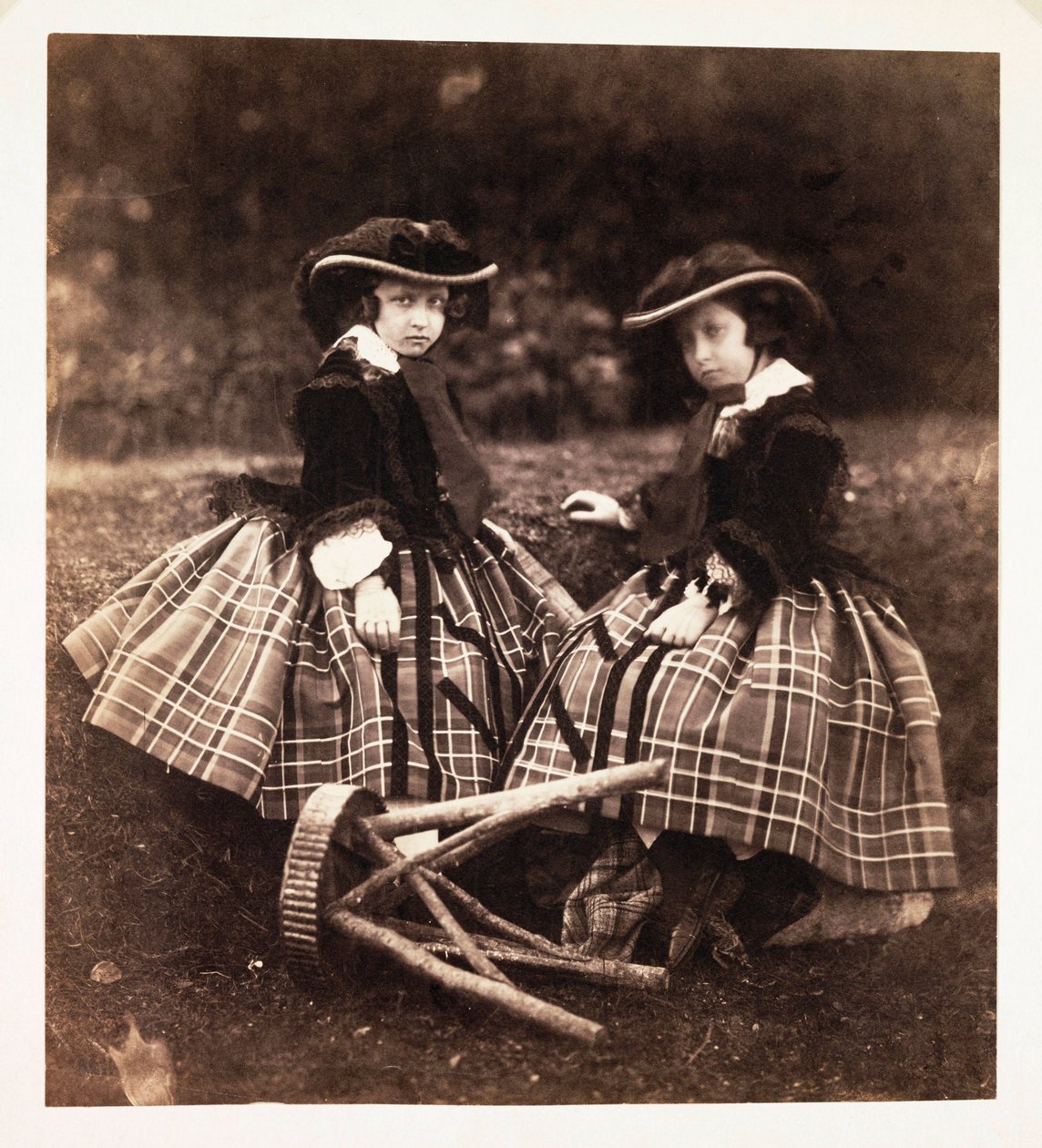 Prinsessan Helena och prinsessan Louise av Frederick (attr. to) Barnard