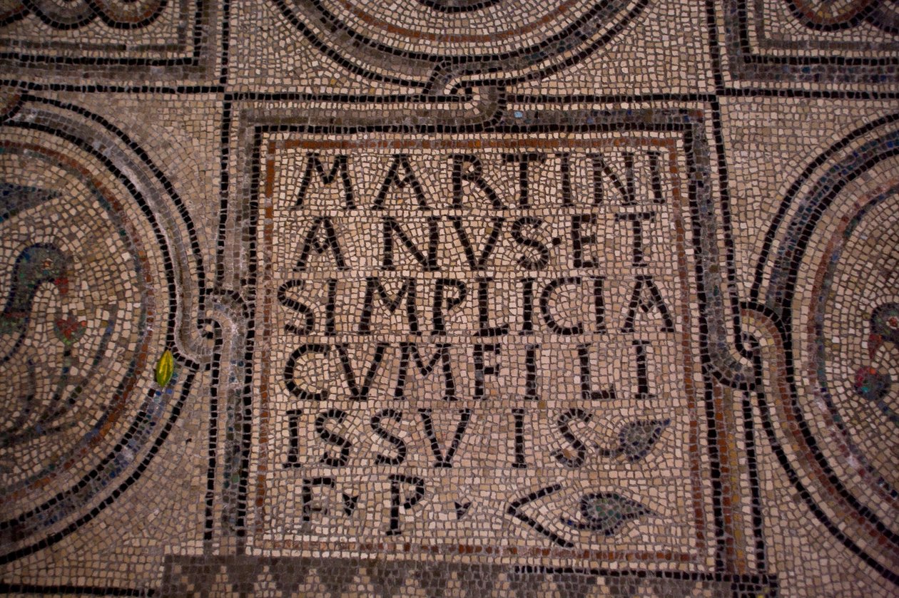 Detalj av en inskription (mosaik) av School Italian