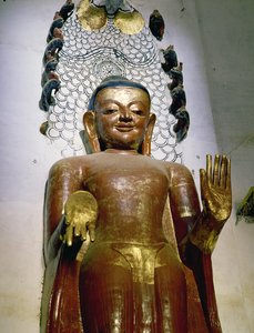 Staty av en stående Buddha
