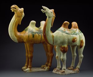 Två kameler, Tangdynastin (618-907) (glaserat lergods)