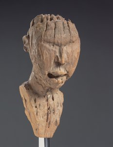 Fragment av en kongolesisk nkisi nkondi (trä)