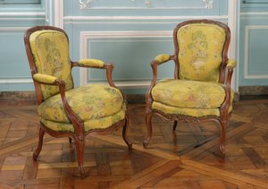 Ett par Louis XV-fåtöljer, 1723-74 (trä)