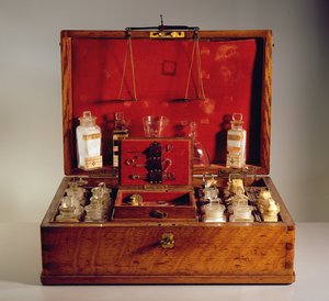 Resandeapotek (bok, glas och metall)