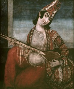 Ung kvinna som spelar gitarr