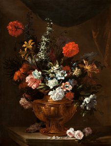 Blommor i en skulpterad vas