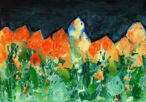 Schwarzer Regenhimmel über einer Berglandschaft mit Blumen