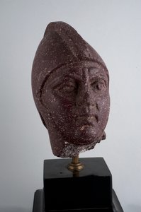 Head of a Warrior (röd marmor)