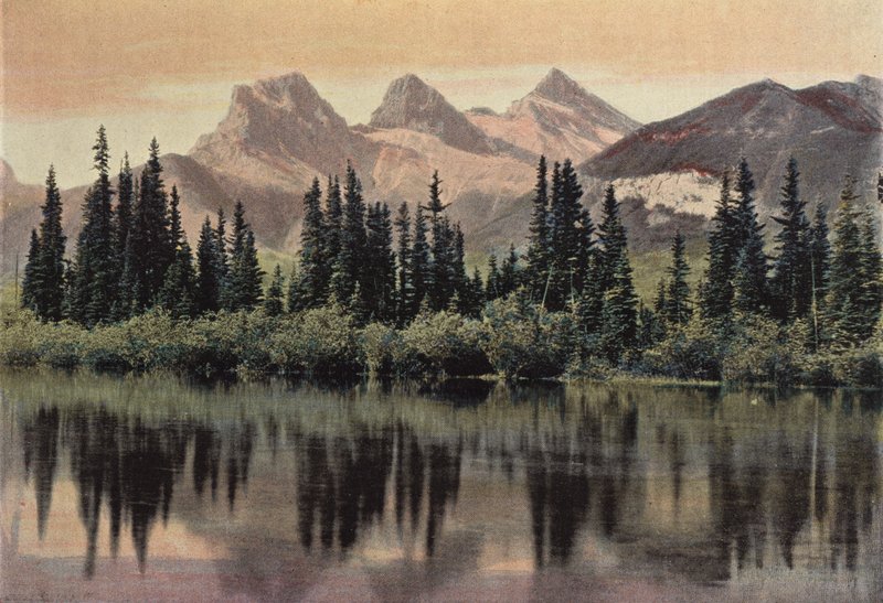 Three Sisters Mountain i Alberta District av European Photographer