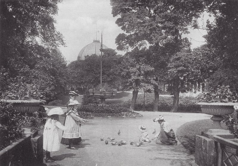 Utfodring av duvor, Buxton (svartvitt foto) av (after) English photographer