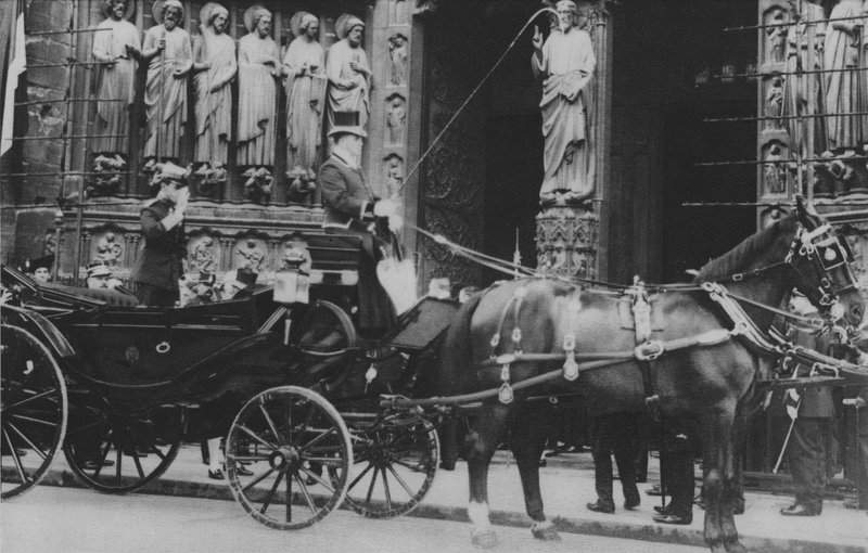 Alphonse XIII vid Notre-Dame (s/v foto) av (after) French Photographer