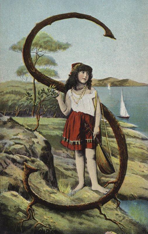Flicka med träbit i form av bokstaven S av English School
