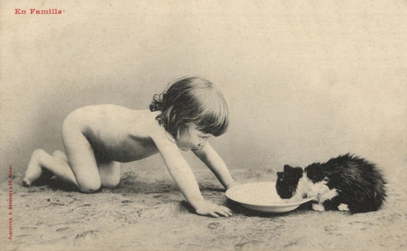 Barn med en kattunge av French Photographer