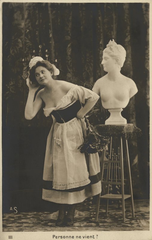 Fransk hembiträde dammar en byst av French Photographer