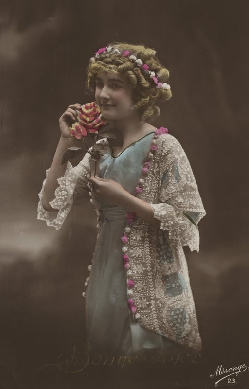 Flicka med blommor av French Photographer