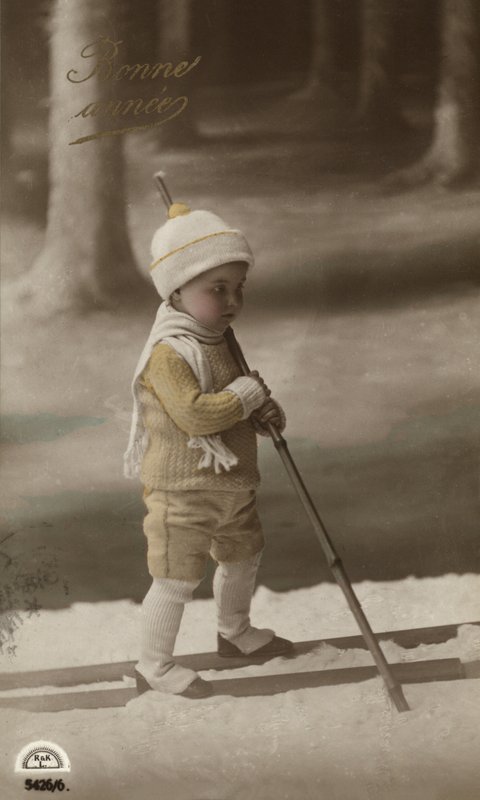 Liten pojke på skidor av French Photographer