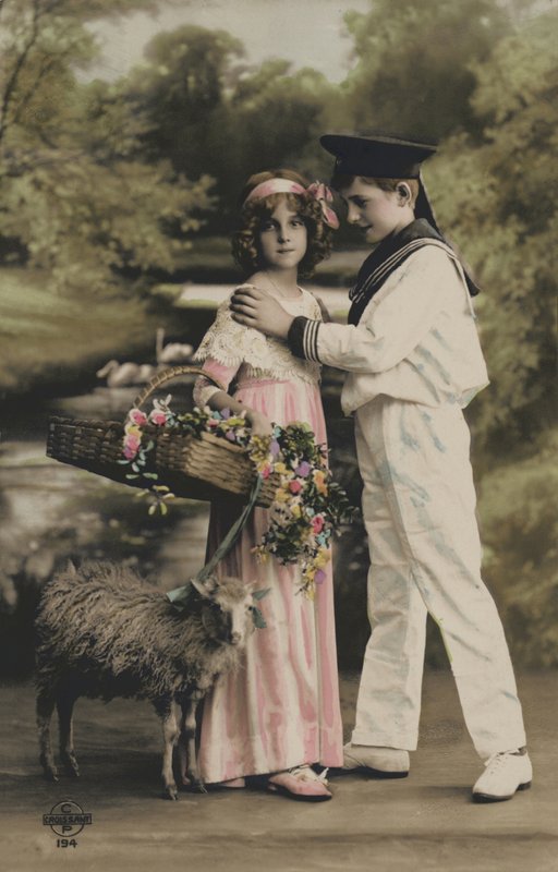 Två barn i kostym av French Photographer