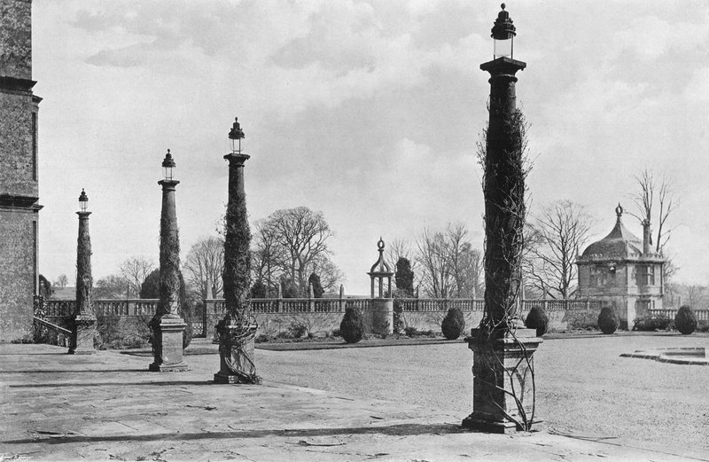 Östra förgården av Charles Latham