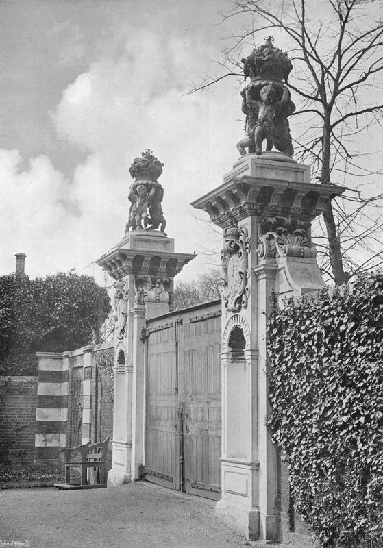 Flower-Pot Gates på Hampton Court av Charles Latham