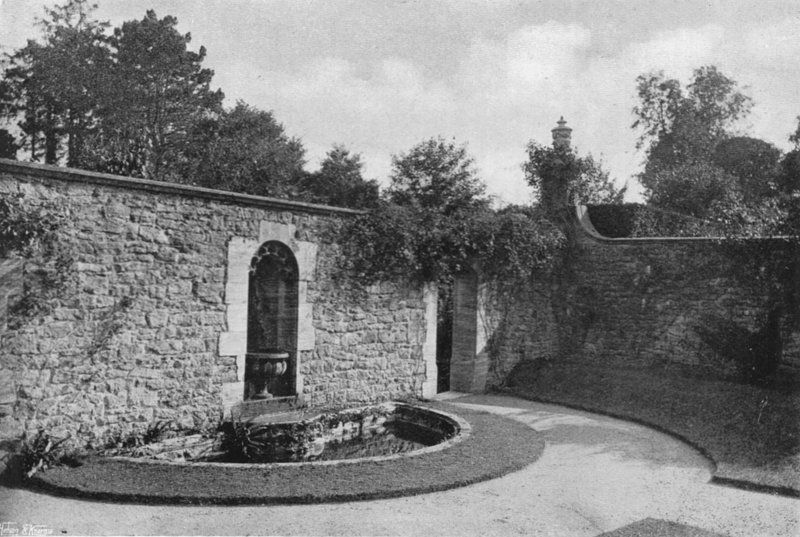 Rose Court av Charles Latham