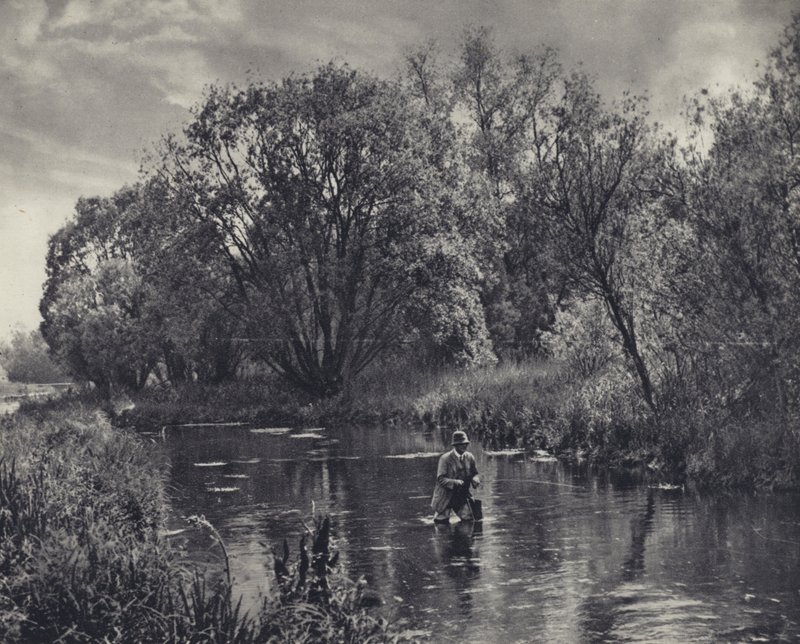 På en testbiflod (svartvitt foto) av Edward Alfred Barton