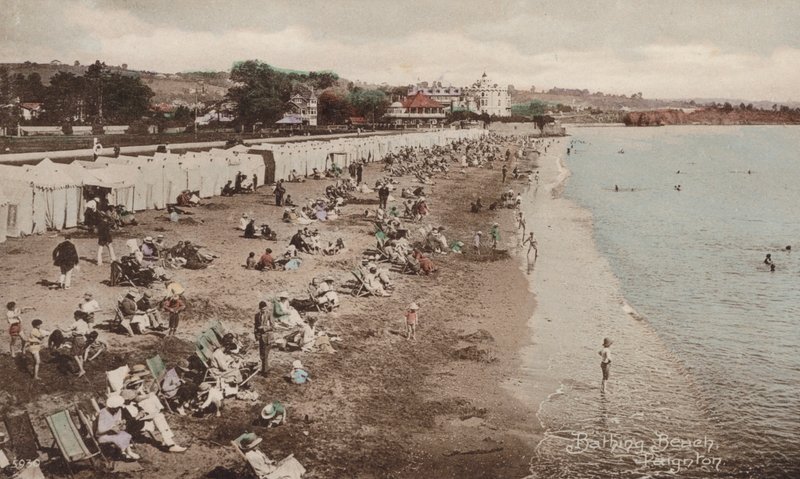 Bathing Beach, Paignton (färgat foto) av English Photographer