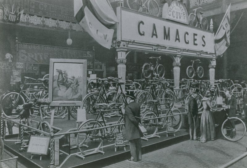 Cyklar i Gamages av English Photographer