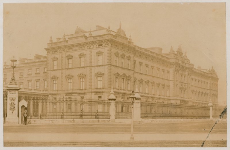 Buckingham Palace, 1876 av English Photographer