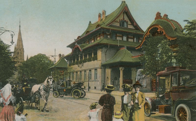 Byggnad i kinesisk stil. Vykort skickat 1913. av English Photographer