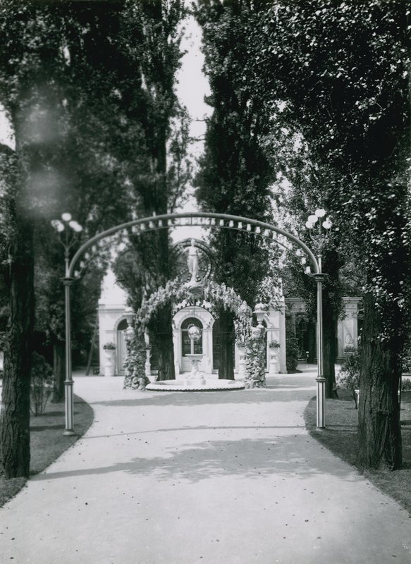 Cremorne Gardens, London: The Grotto av English Photographer
