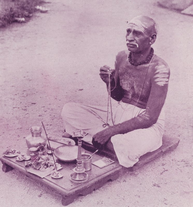 Hinduisk präst vid hans andakter av English Photographer