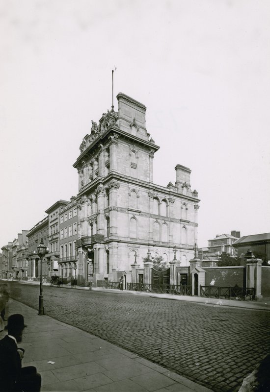 Junior Naval and Military Club, London av English Photographer
