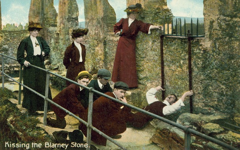 Kissing the Blarney Stone (färgad bild) av English Photographer