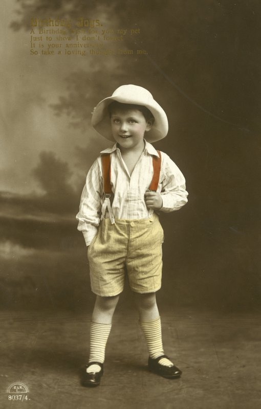 Liten pojke i röda hängslen (färg litho) av English Photographer