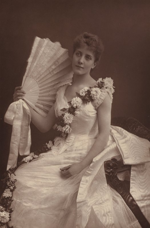 Miss Maude Millett av English Photographer