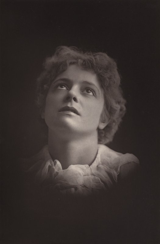 Miss Olga Brandon av English Photographer