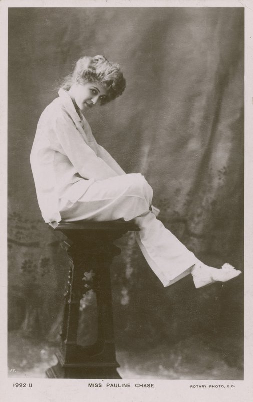 Miss Pauline Chase, i pyjamaskostym av English Photographer