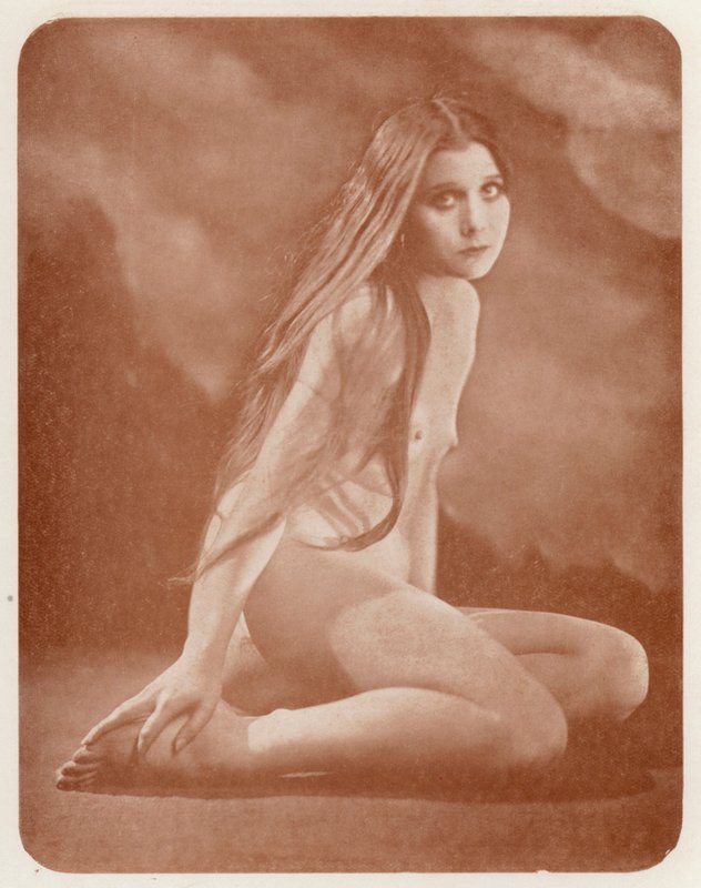 Nudistkonst: Dolores (svartvitt foto) av English Photographer