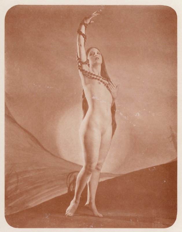 Nudistkonst: Galatea (svartvitt foto) av English Photographer