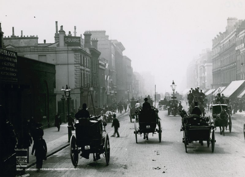 Oxford Street, London; tittar västerut av English Photographer
