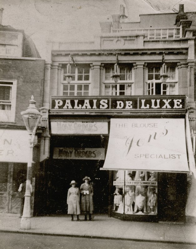 Luxury Palace, High Street, Bromley av English Photographer