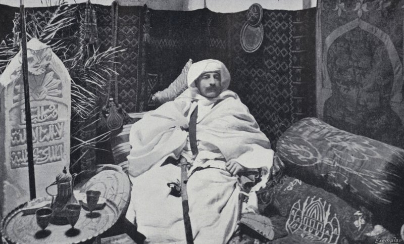 Pierre Loti i sin studie (s/v foto) av English Photographer