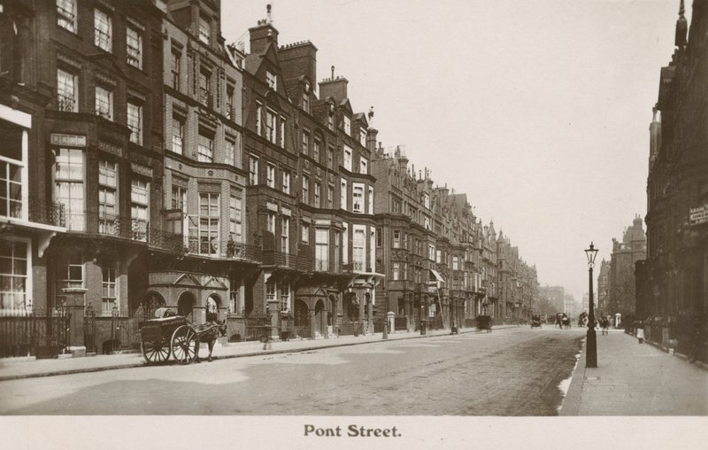 Pont Street, London (s/v foto) av English Photographer