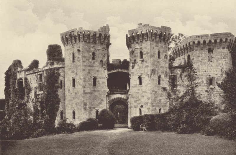 Raglan Castle, huvudporten (svartvitt foto) av English Photographer