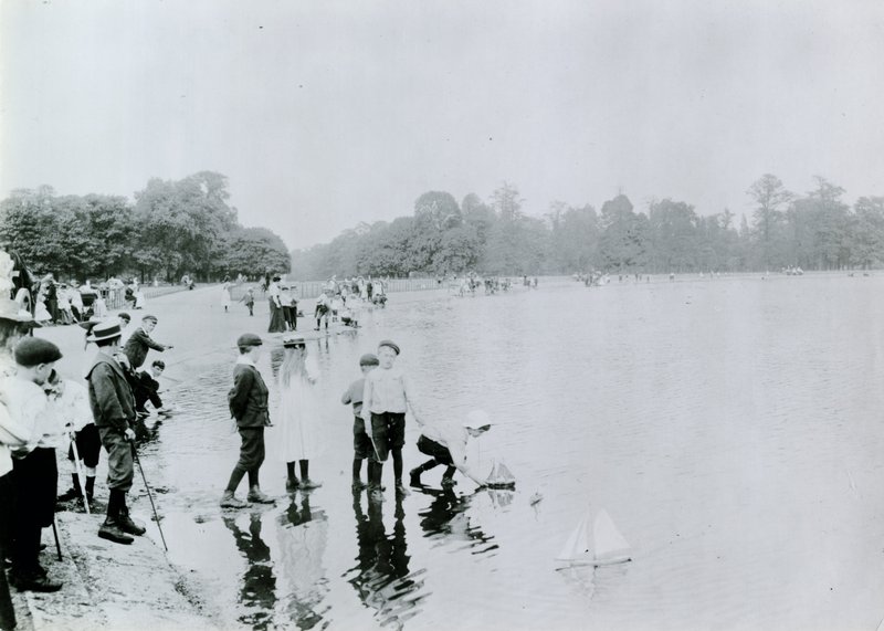 Round Pond, Kensington Gardens av English Photographer