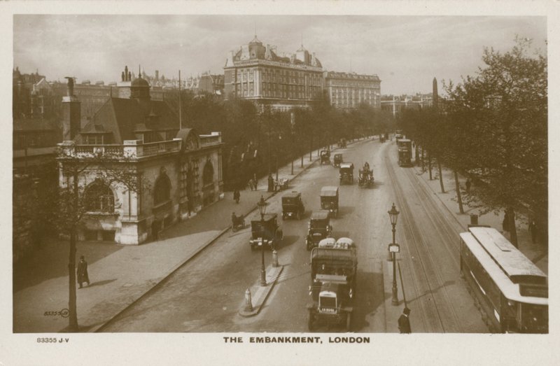 The Embankment, London av English Photographer